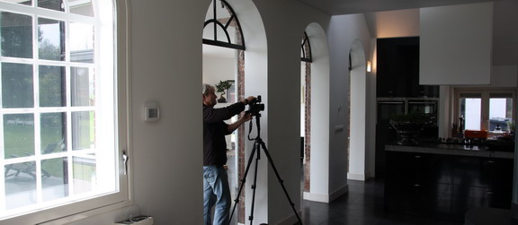 Fotograaf Martijn Heil aan het werk in de woning van de familie Mast in Laag Keppel