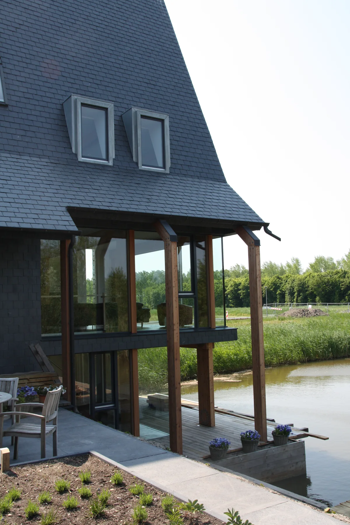 Waterwoning in Almere als voorbeeld van locatiegerichte architectuur aan het water