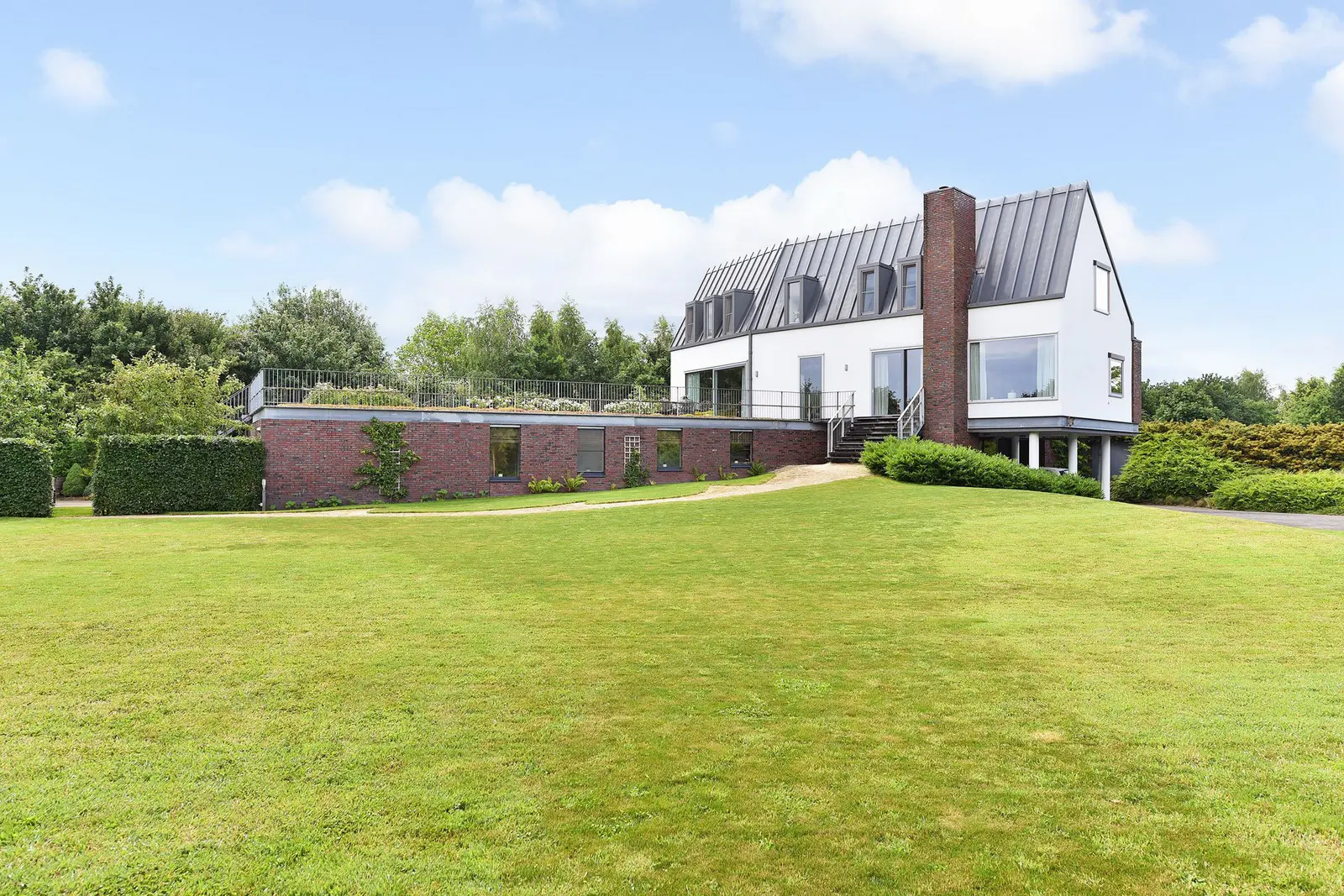 Lichte woonruimte in een moderne villa in Almere met zichtlijnen naar tuin en landschap