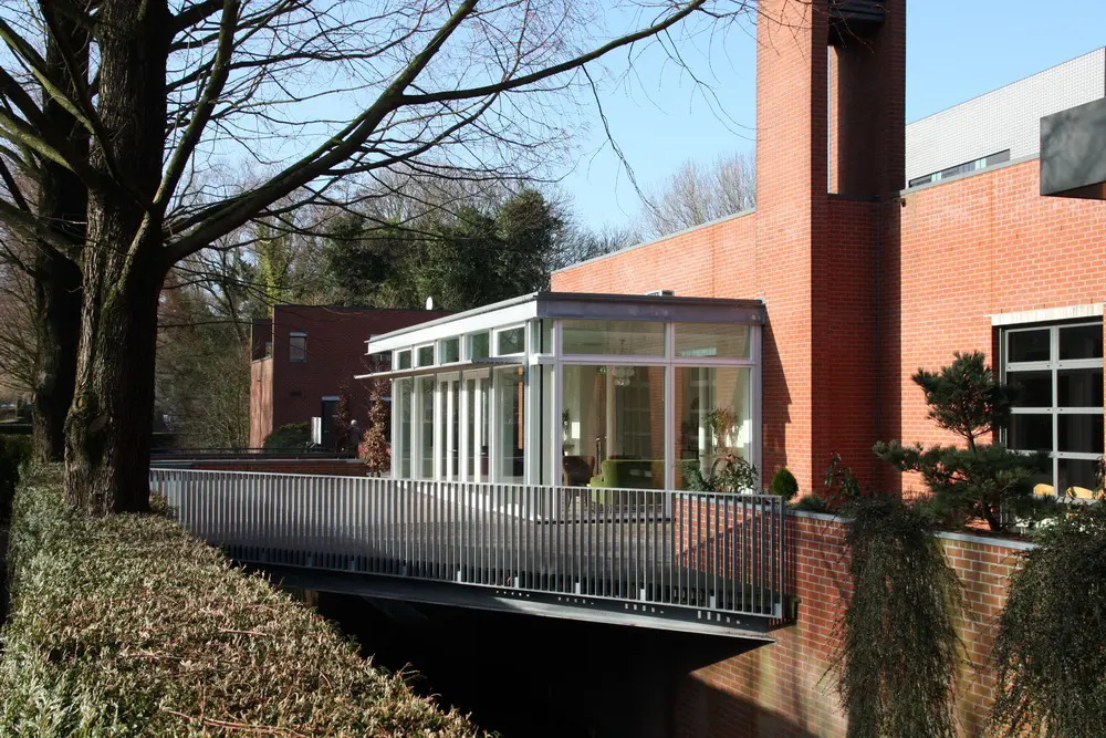 Verbouw van aulagebouw in Buitenveldert met respect voor bestaande architectuur