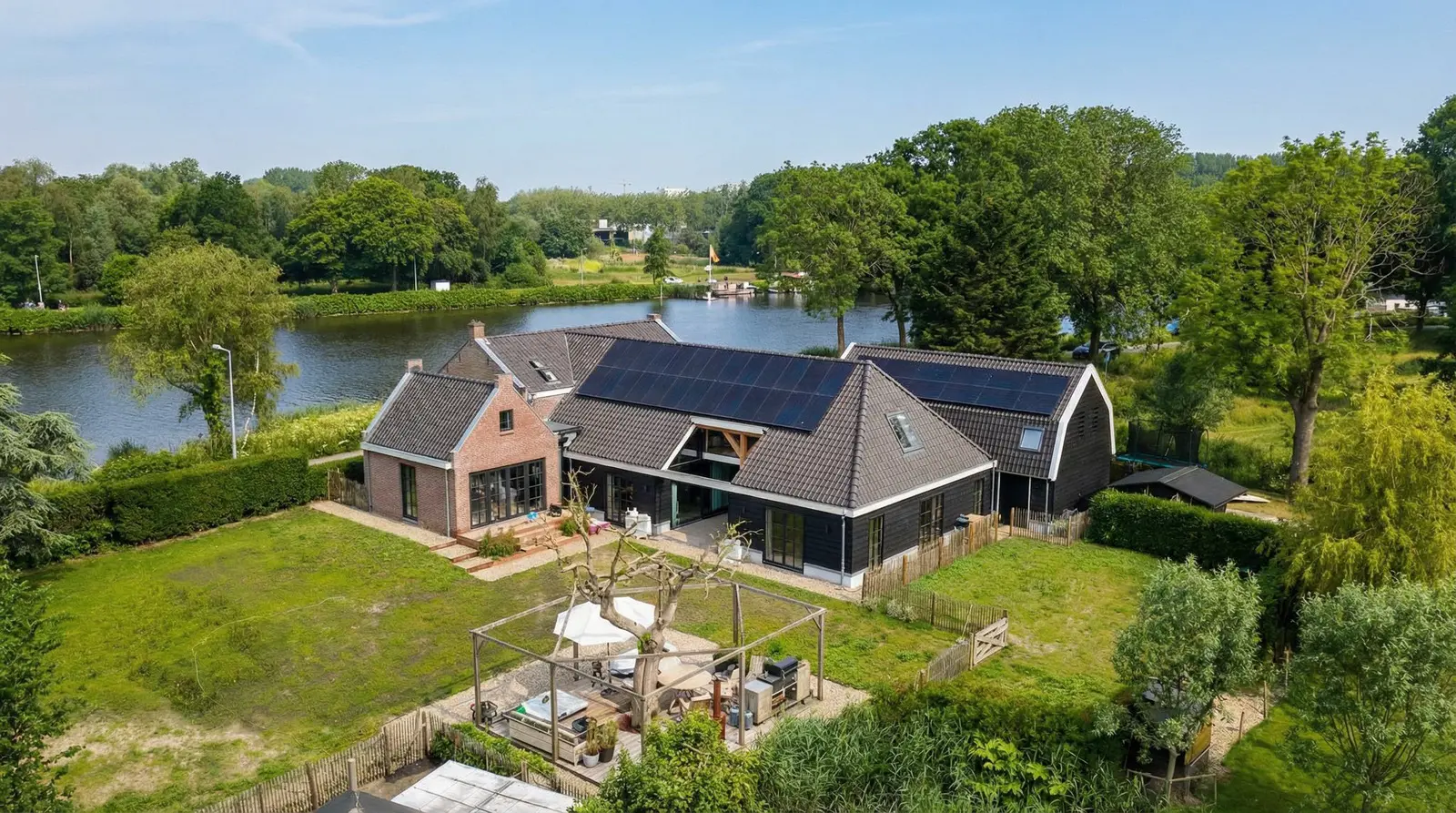 Het boerderijensemble aan de Amstel - voorhuis met nieuwe schuur en herstelde erfopzet