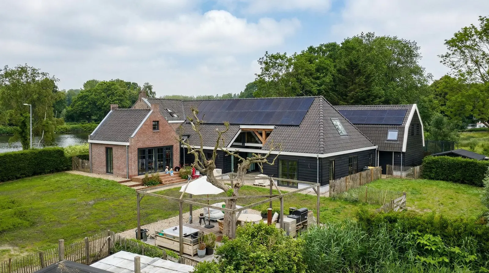 Uitbreiding en herbestemming van een monumentale boerderij aan de Amstel