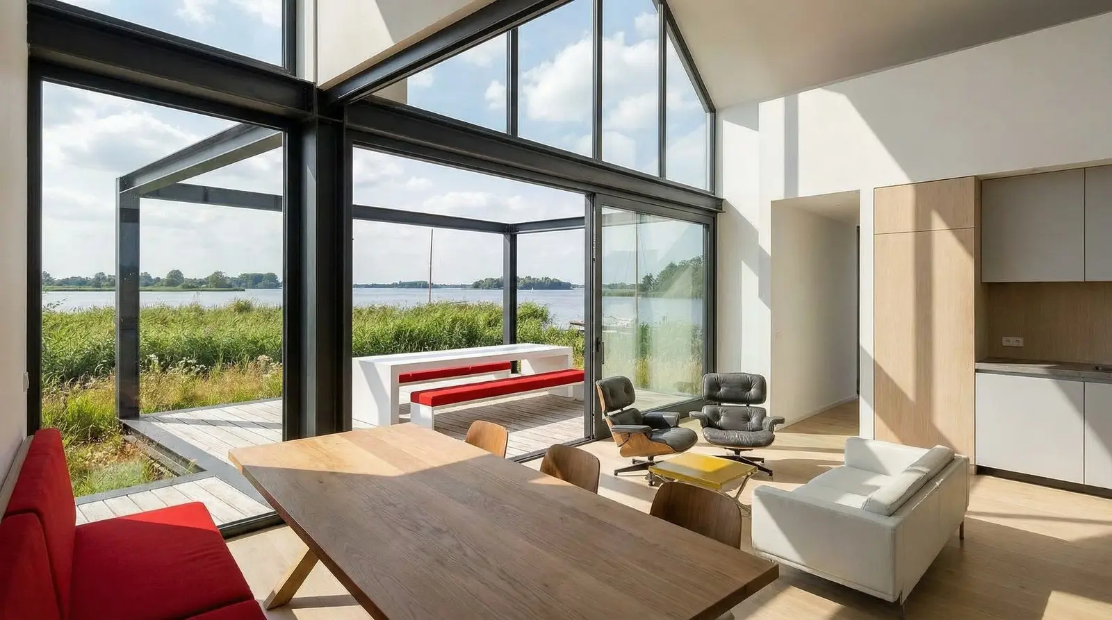 Leefruimte met vide en glazen puien in een villaproject in Ankeveen