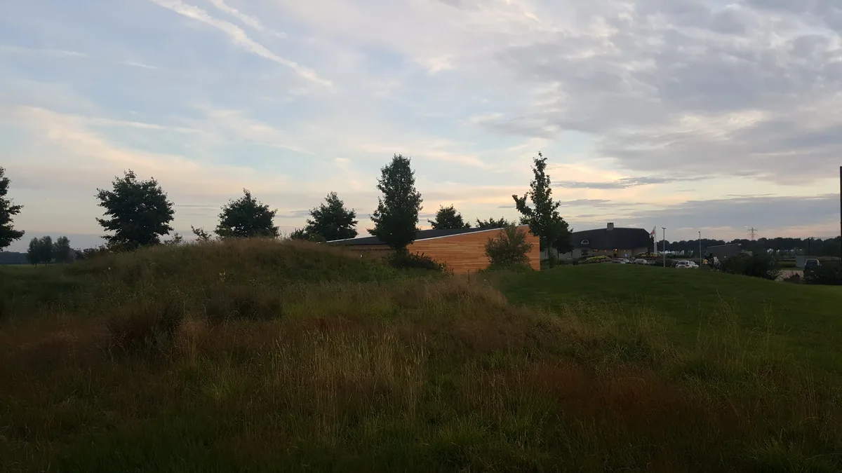 Nieuwbouw machineopslag en personeelsruimte op golfbaanterrein