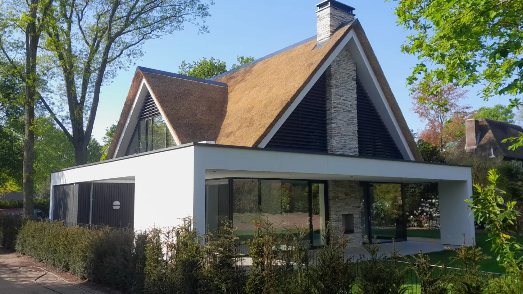 Grote schuifpuien verbinden woonkamer en terras met de tuin in Blaricum