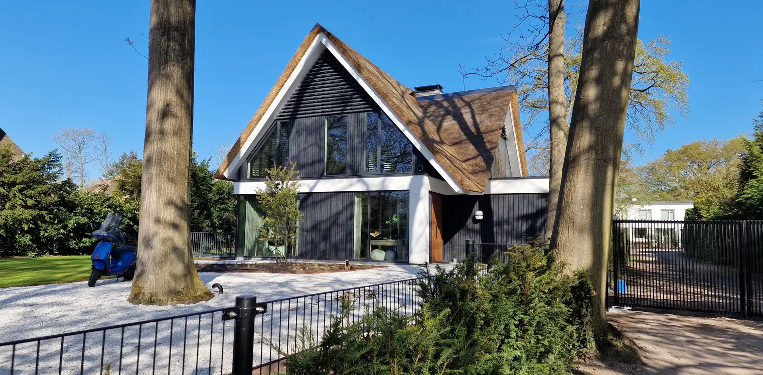 Architect Naarden Moderne villa met rieten kap in Blaricum