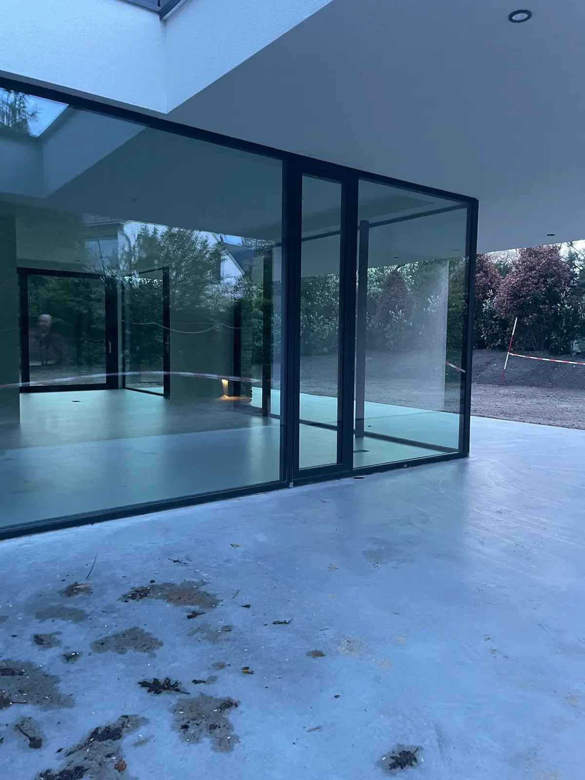 Rieten kap en witte gevelvlakken geven de villa een rustige hoofdvorm