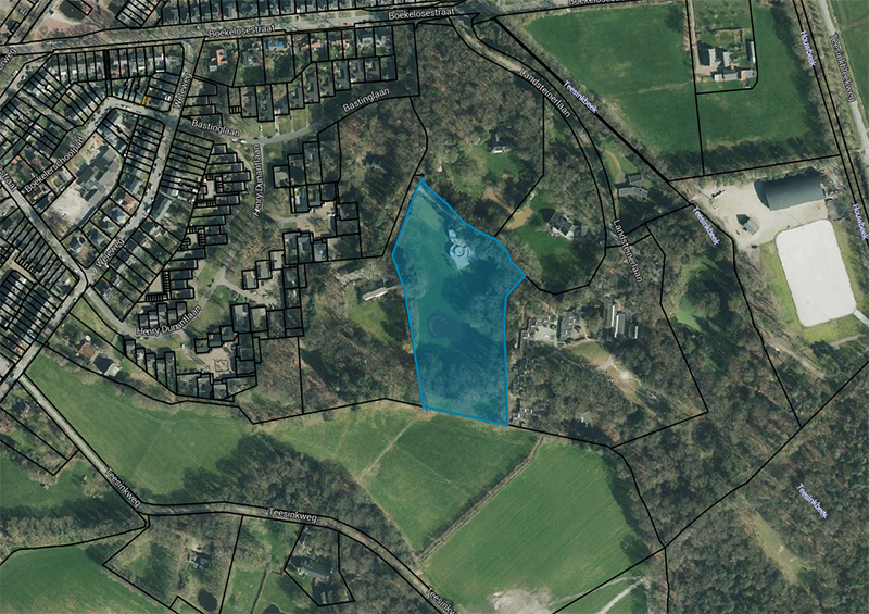 Luchtfoto met het perceel aan de Bastinglaan 20 in Boekelo blauw gemarkeerd