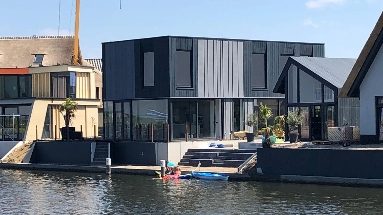 Onder architectuur ontworpen villa in Laren met hoogwaardige materialisatie