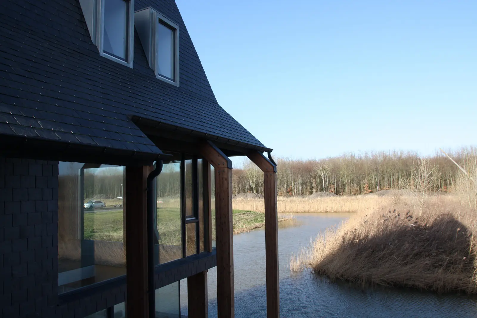 Sculpturale villa in de Flevopolder met krachtige lijnen en zorgvuldig materiaalgebruik