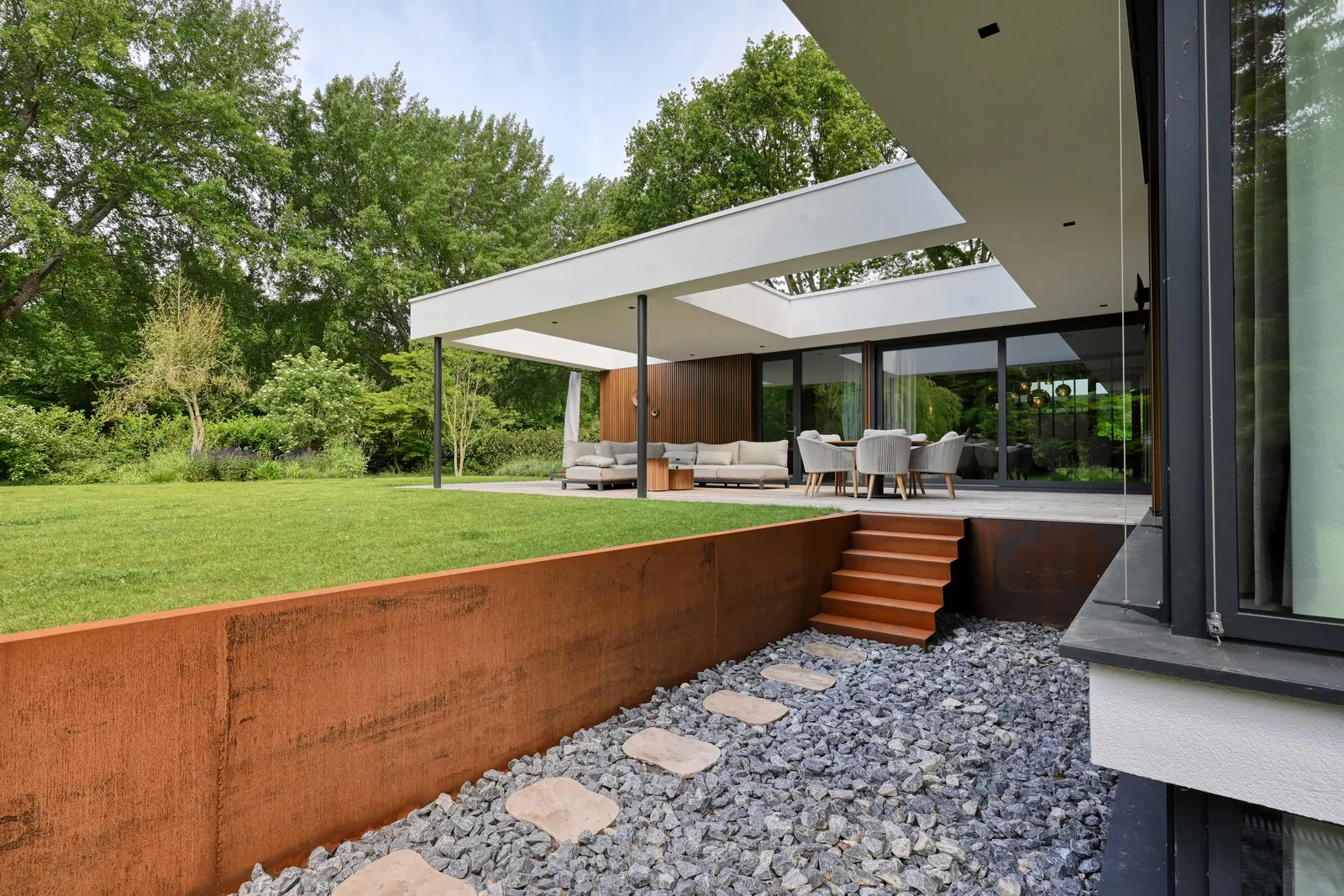 Moderne villaverbouw in Lelystad Jagersveld met vernieuwde gevels en open plattegrond