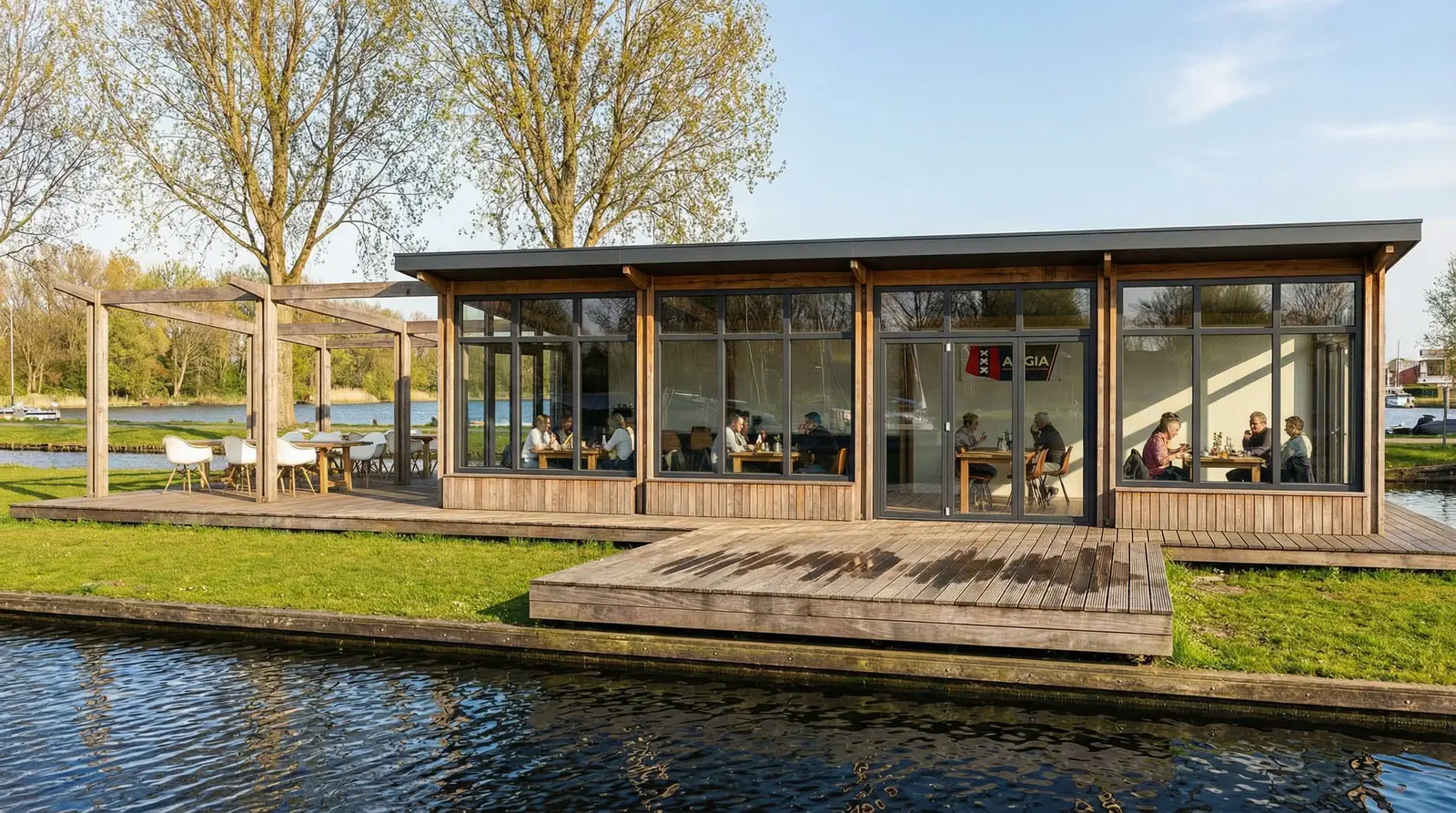 Schets van het clubhuis met houten spanten en glaspuien