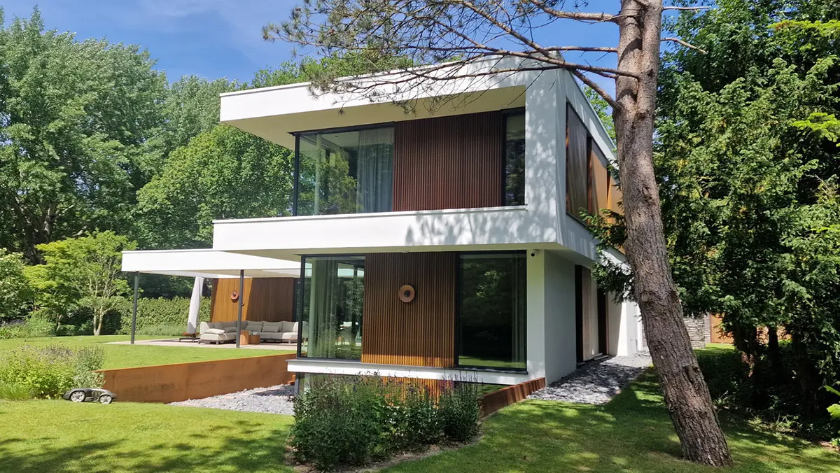 Villa aan de Vecht in Maarssen met diepe tuin en overgang naar het water