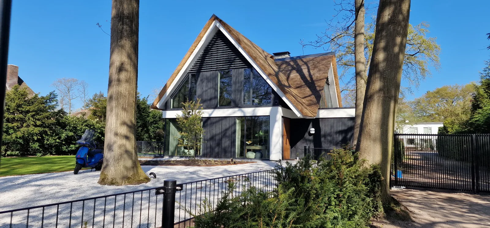 Architect Blaricum (Het Gooi) Moderne villa met rieten kap