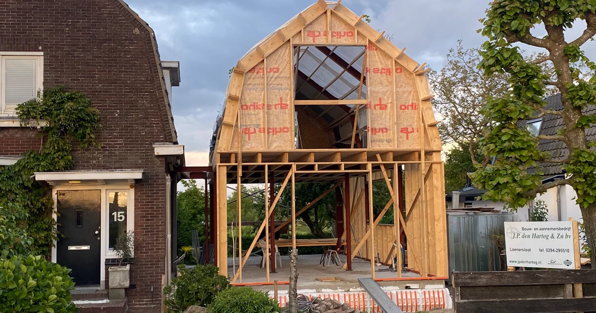 Houten constructie van een nieuw bijgebouw in Vreeland aan de Vecht in uitvoering