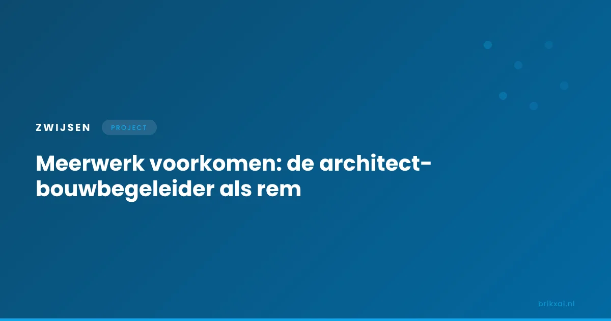 Bouwvergadering bij een villaverbouwing met tekeningen op tafel en architect, aannemer en opdrachtgever in gesprek