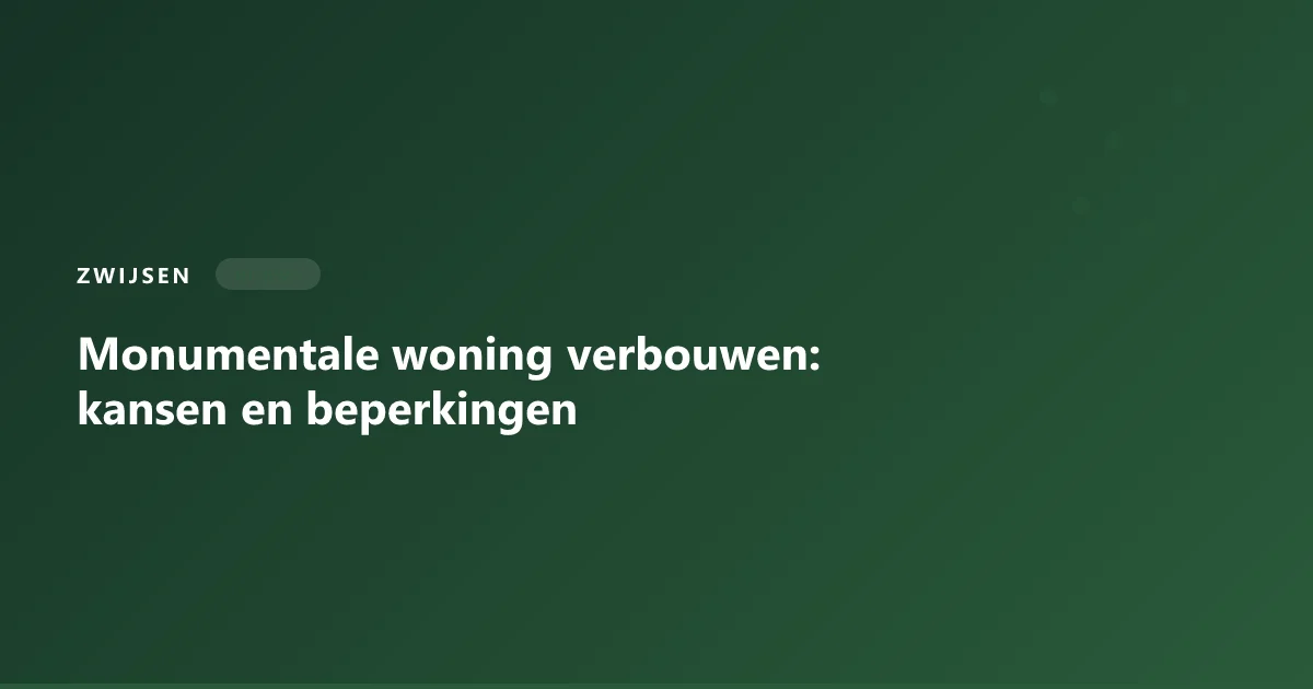 Rustige werktafel met bouwtekeningen en materiaalstalen voor een monumentale verbouwing