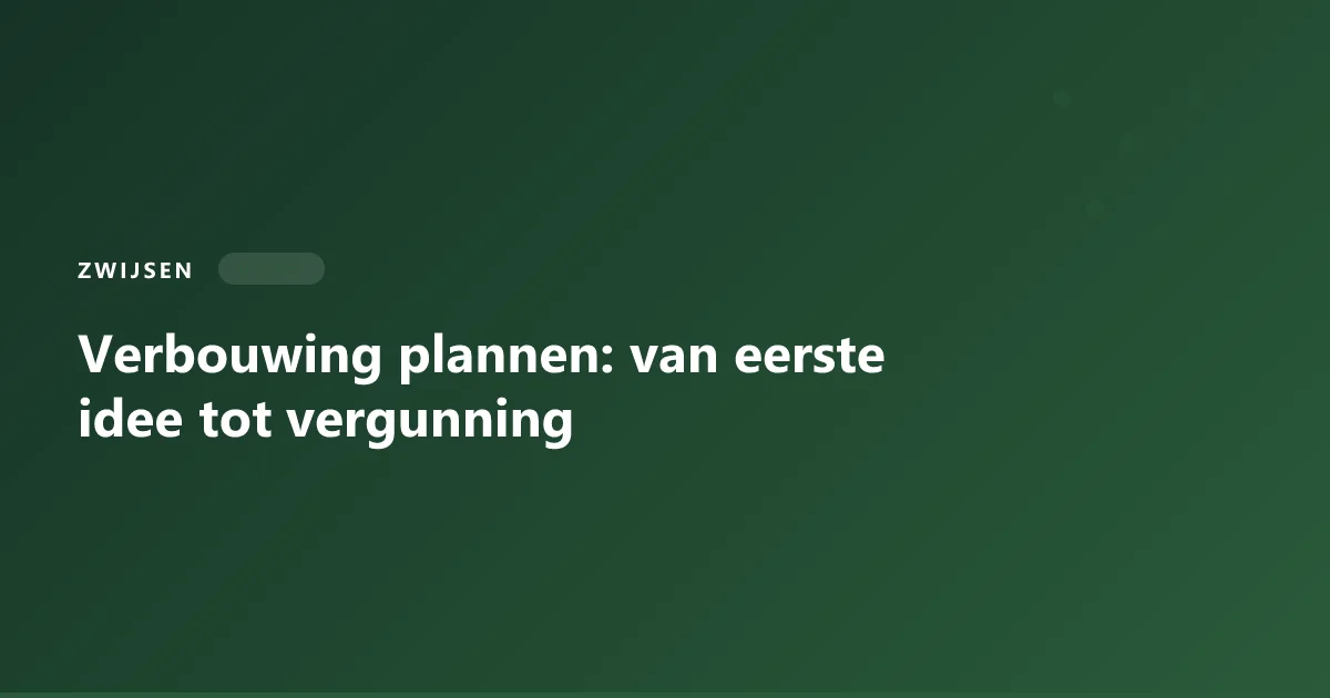 Schetsen en planning op tafel voor een woningverbouwing, met focus op ontwerp, vergunning en fasering