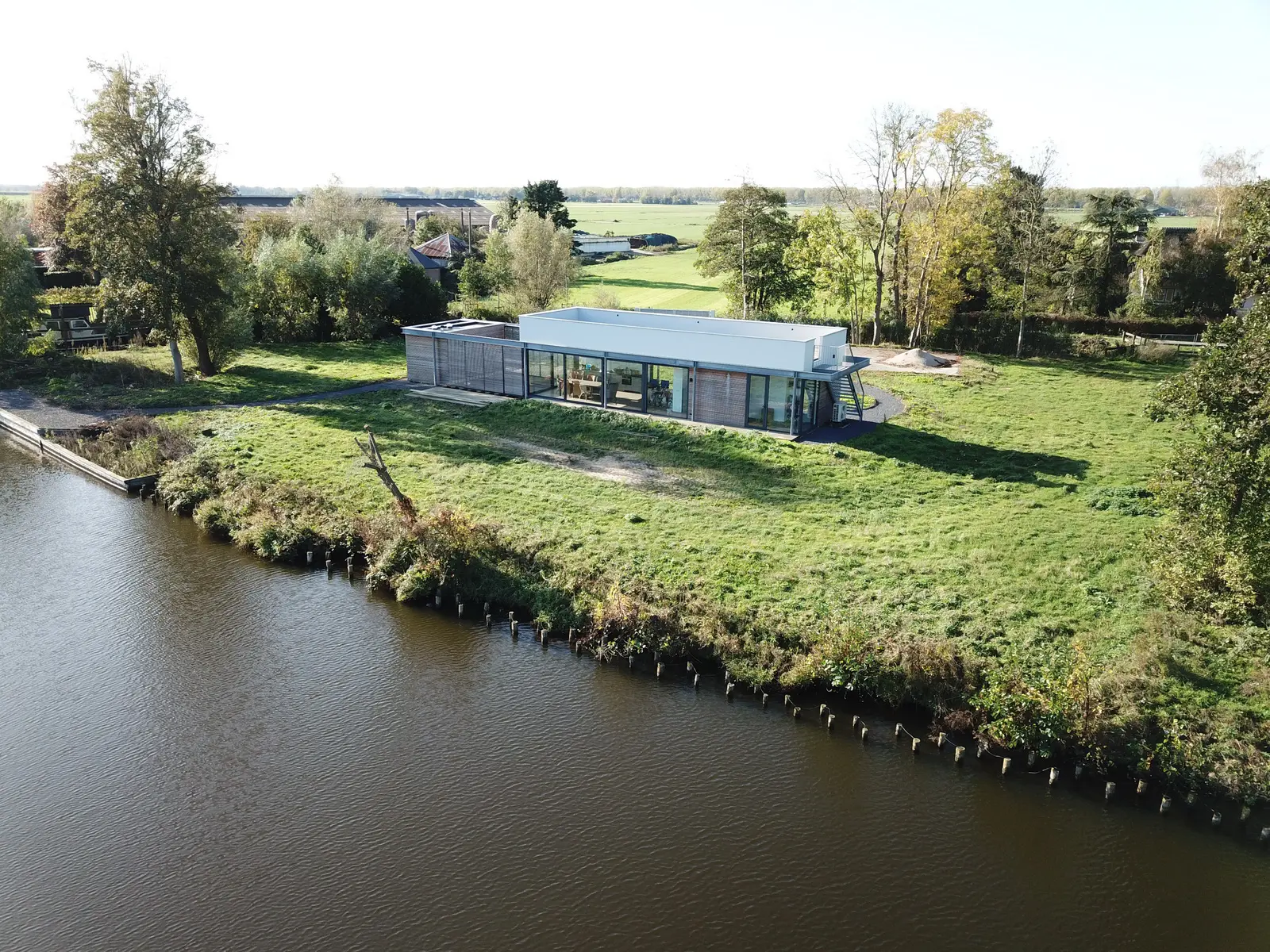 Recreatiewoning aan de Vecht met moderne architectuur in Nigtevecht