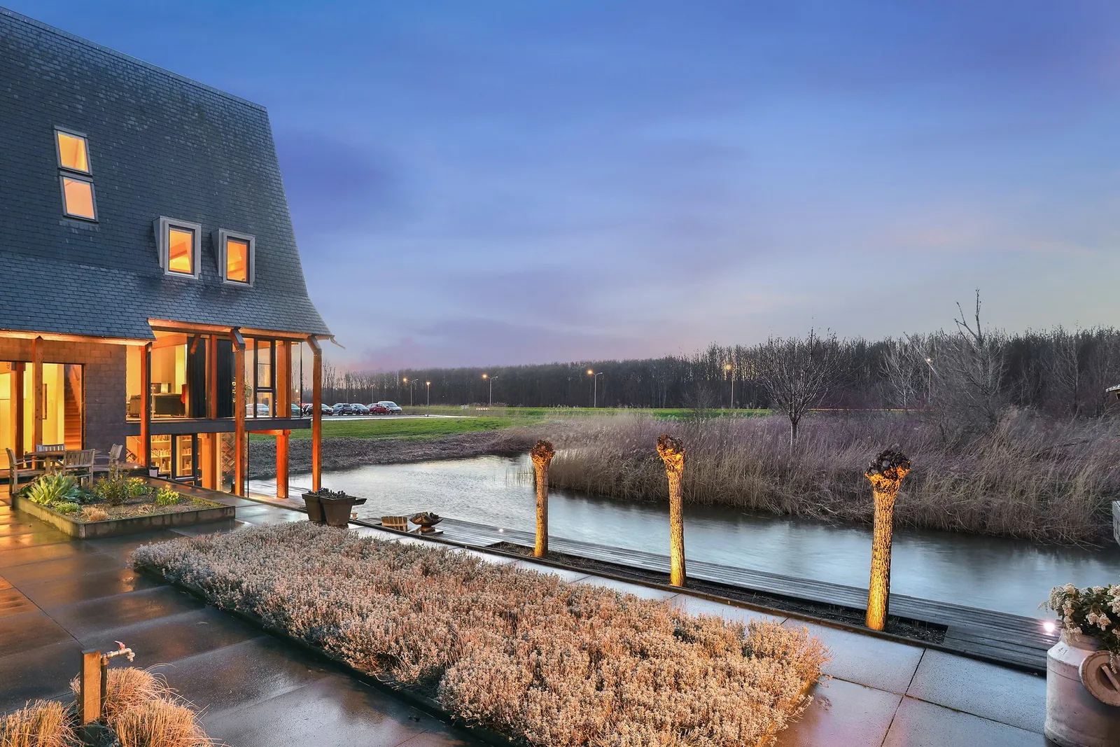 Verhoogde nokhoogte schermt plein af en creëert luwte in tuin