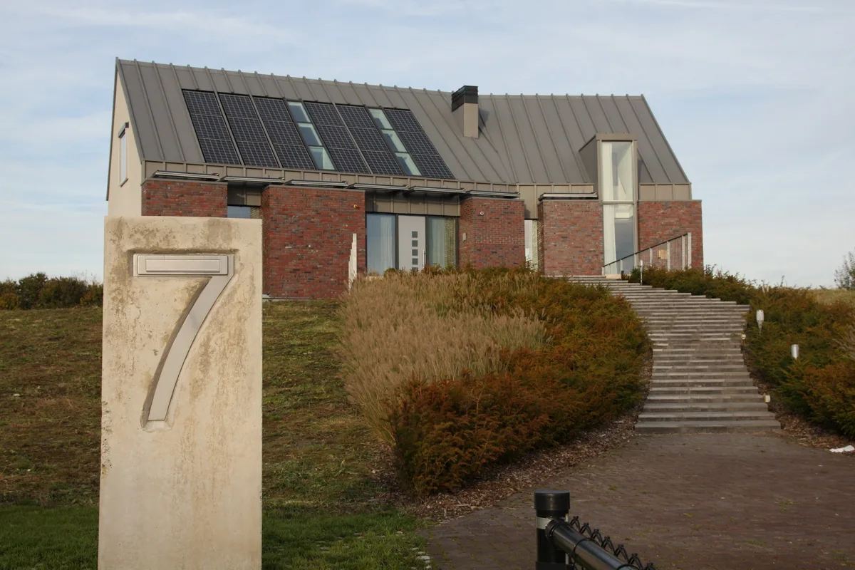 Woonkamer en keuken op verhoogde heuvel met uitzicht over bos