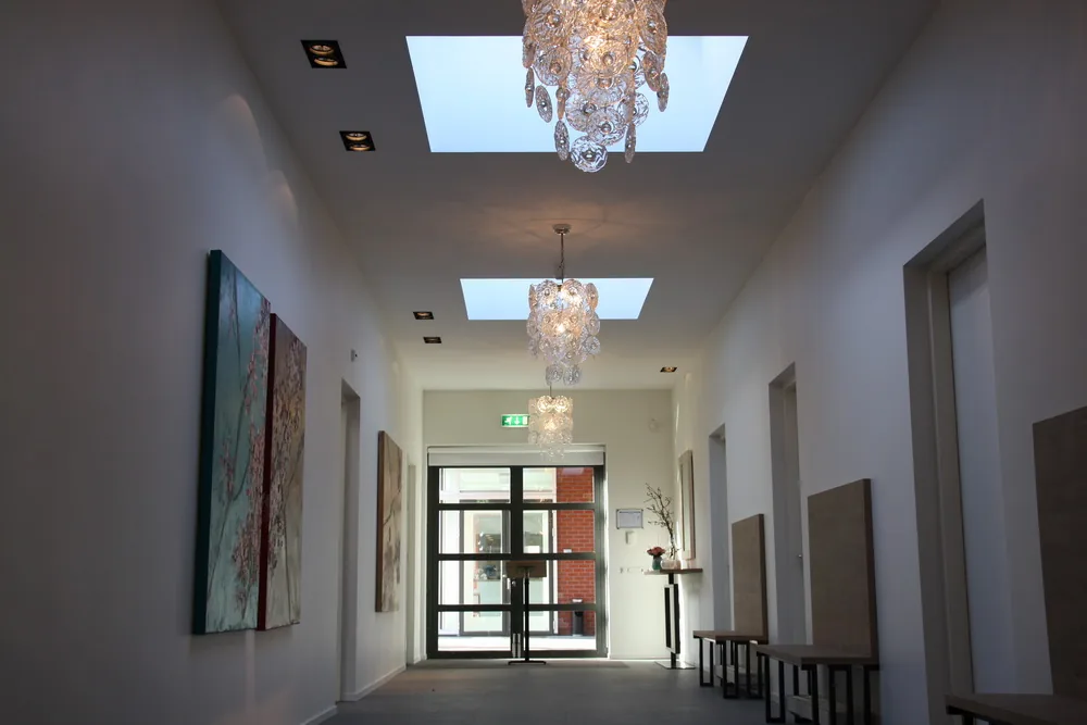 Ontmoetingsruimte en publiekszone met caf en winkel bij entree begraafplaats Buitenveldert