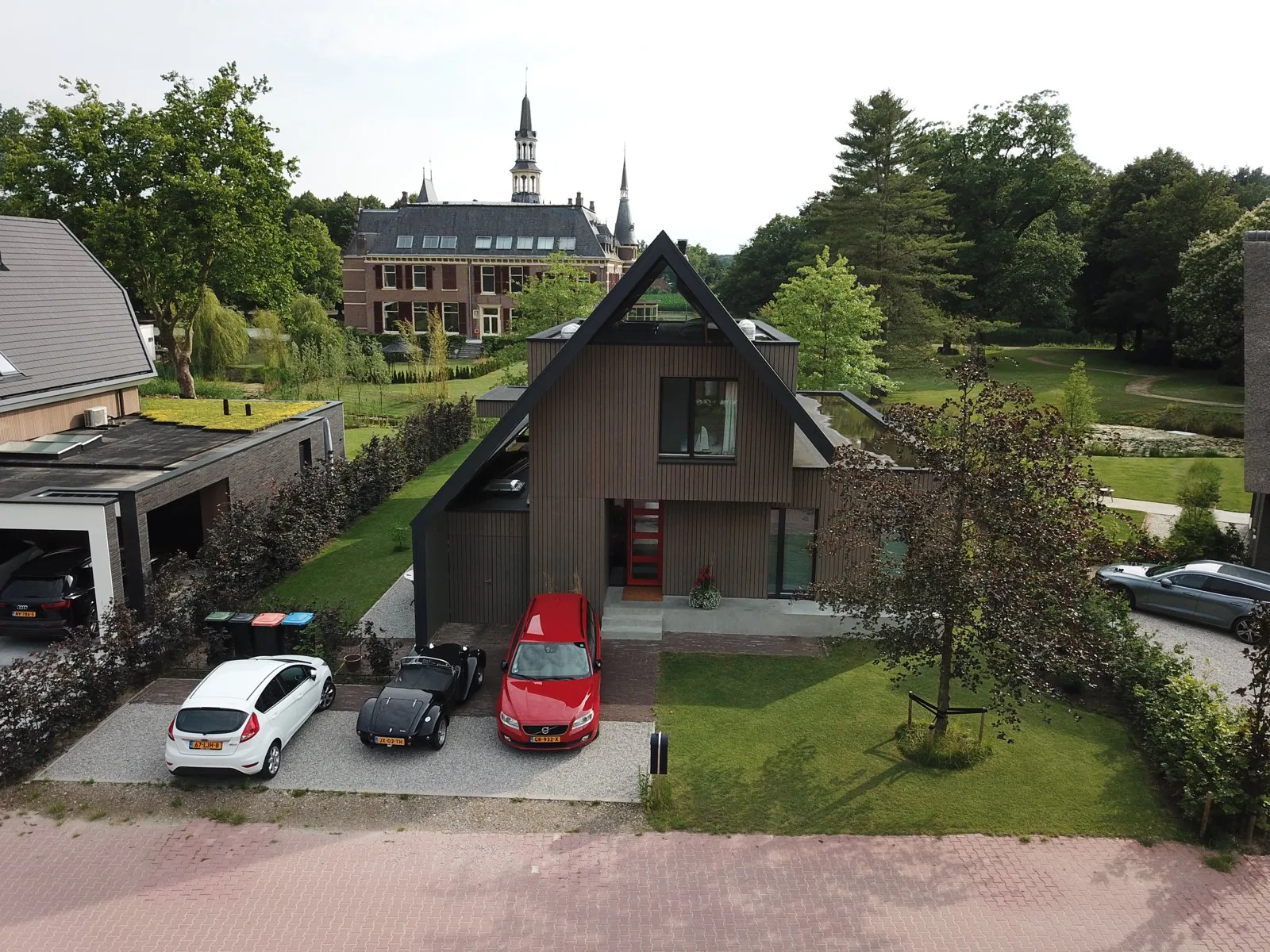 Moderne villa met grote kap als verwijzing naar regionale schuurarchitectuur