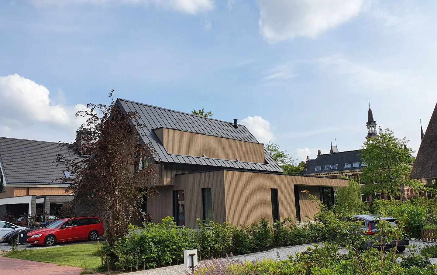 Verhoogde woonruimtes met uitzicht op landschapspark en monumentale bomen