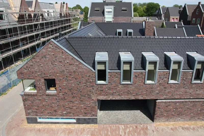 Hofwoning Cronenburgh met drie vleugels en varirende kapvormen als afleesbare doorsnedes