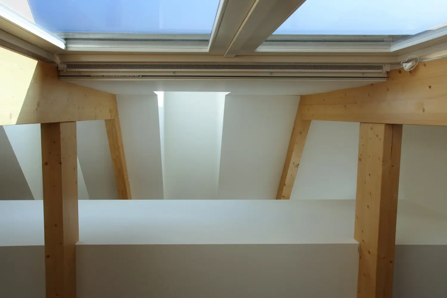 Verhoogde eetkeuken met privacy en zichtlijnen door ligging op kruising in Cronenburgh