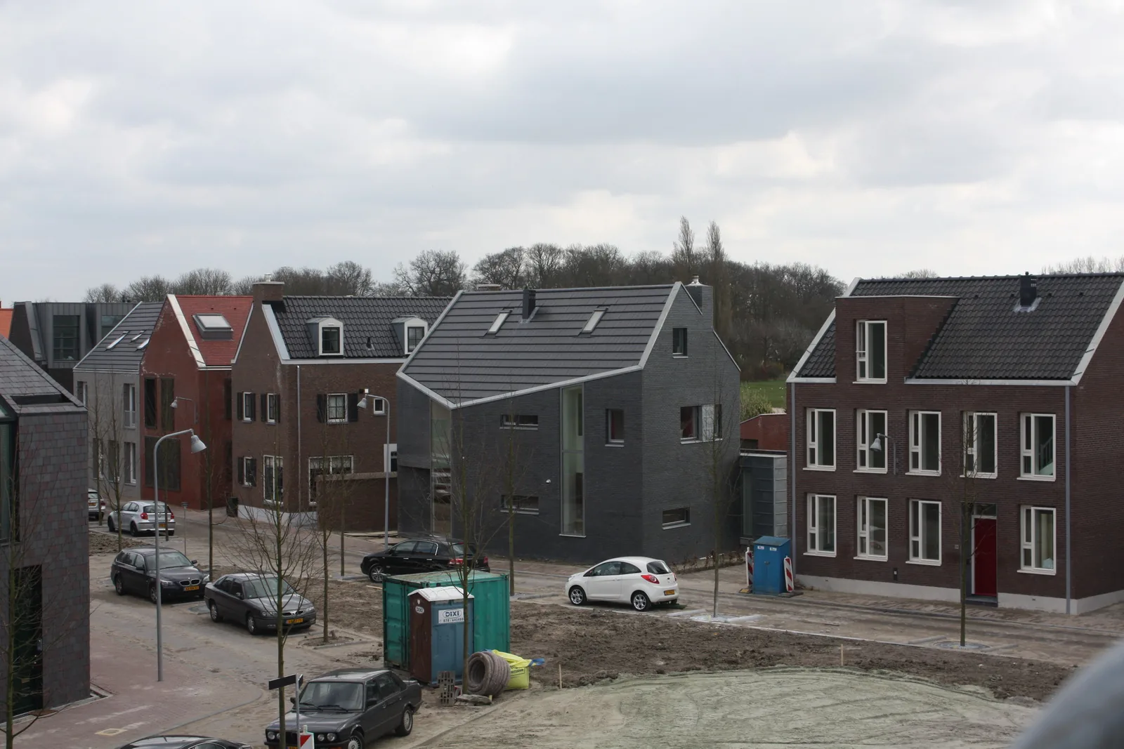 Knikhuis Cronenburgh dat de verdraaiing van straten accentueert