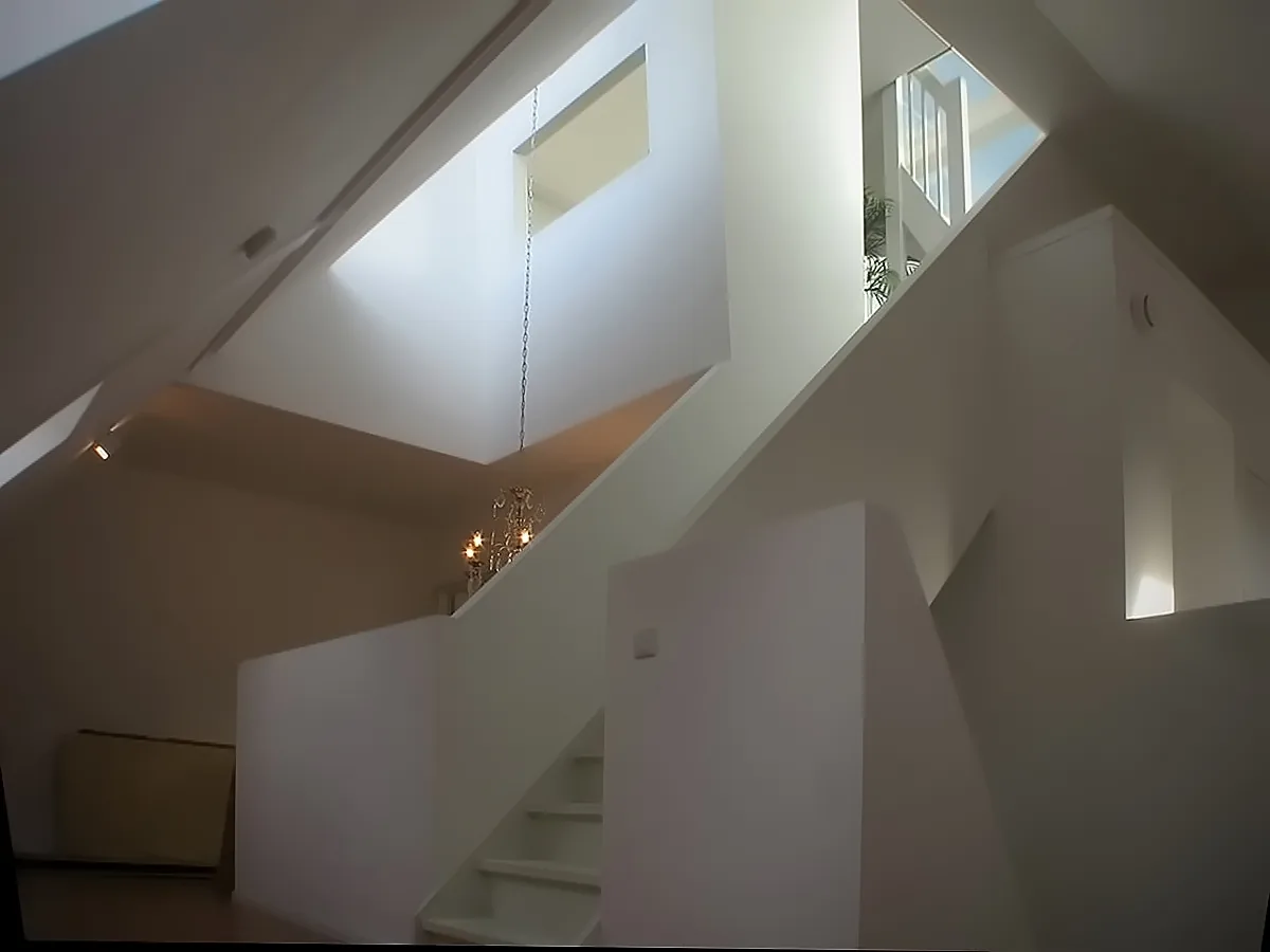 Vide en trappenroute door de torenwoning met zicht op alle verdiepingen