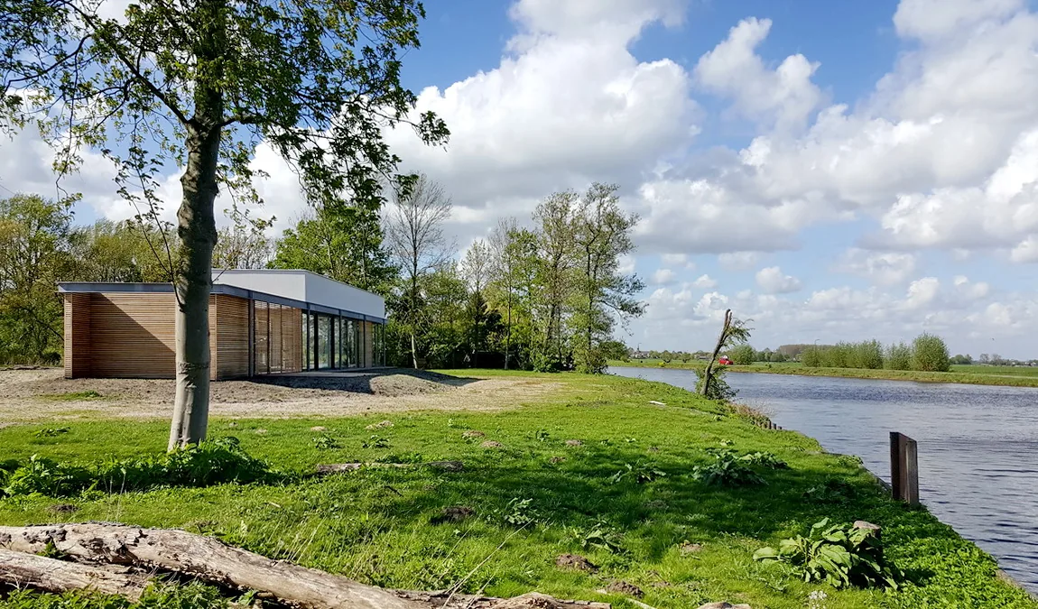 Positionering van de recreatiewoning op een ruim perceel aan de Vecht