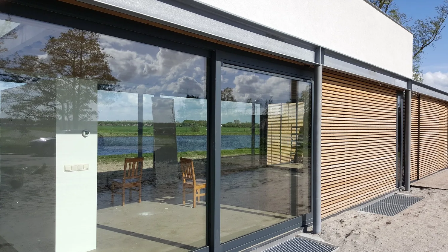 Woon-eetkeuken met rondom uitzicht op terras, tuin en het Vechtlandschap