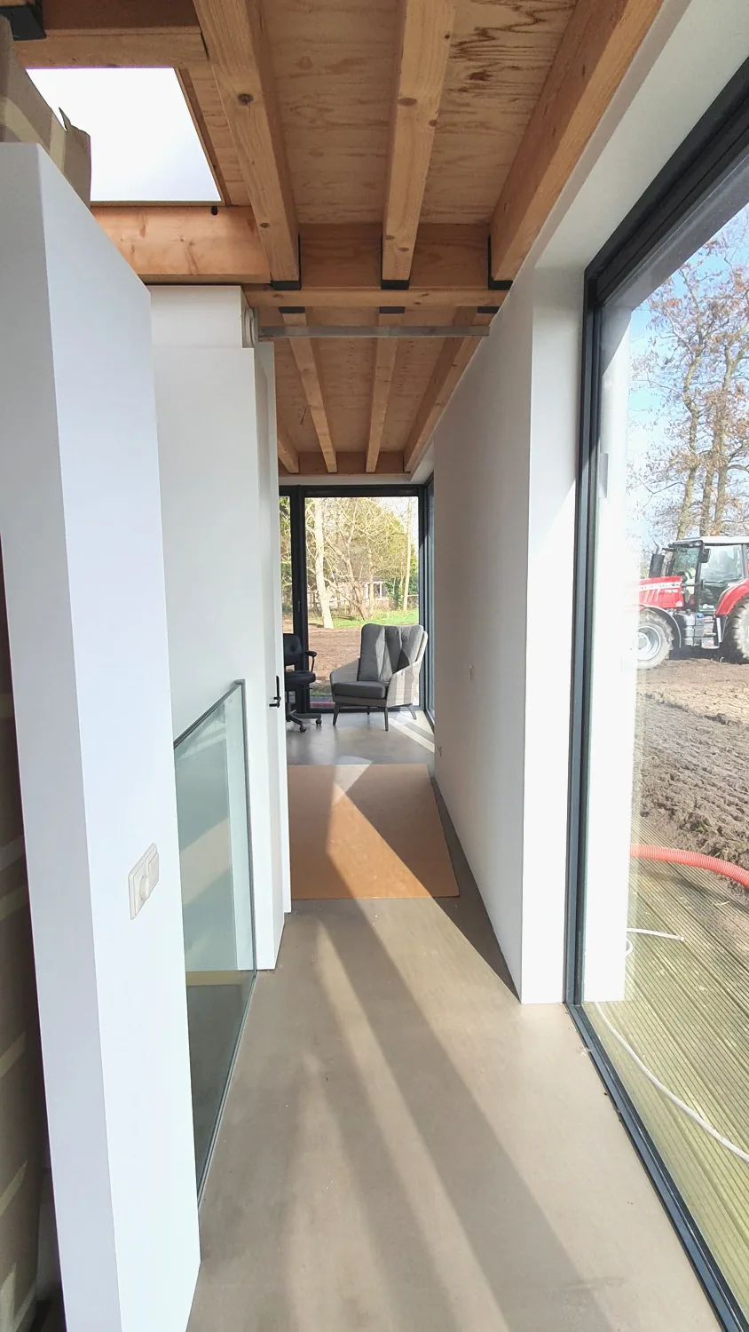 Woon-eetkeuken met rondom uitzicht op terras, tuin en Vechtlandschap