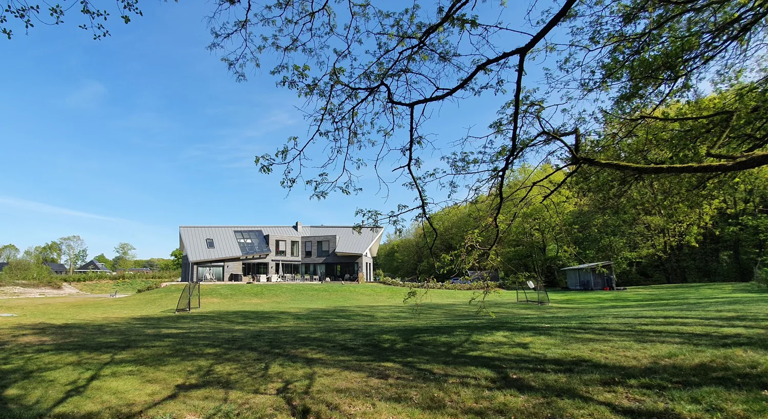 Langgerekte villa met drie vleugels naast landgoed Prattenburg