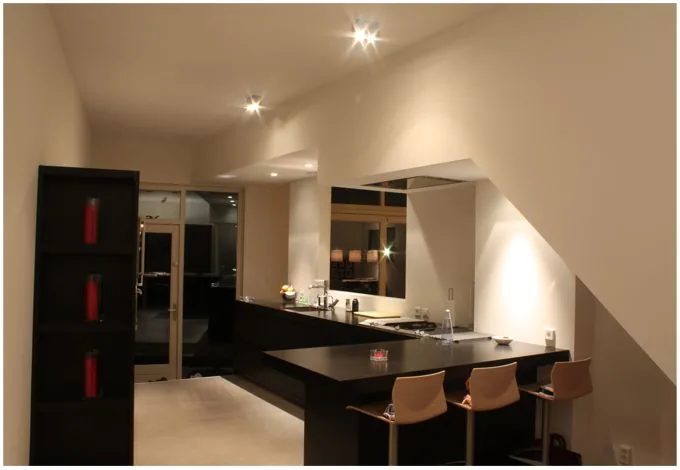 Woning met tweelaagse garage/studio aan de dwarsstraat in Cronenburgh