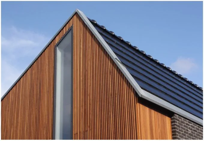 Tweelaagse garage/studio aan de dwarsstraat bepaalt benadering en plattegrond