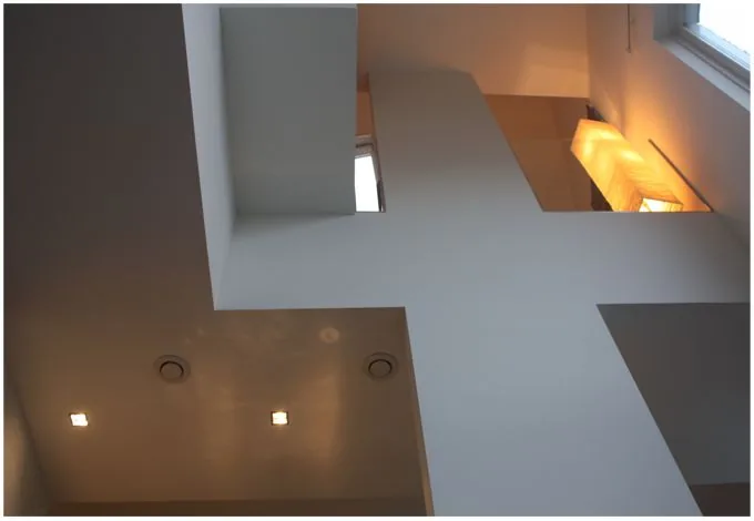 Plattegrond met schuin gelegde trapzone: ruime woonkamer aan tuinzijde en eetplek aan straatzijde