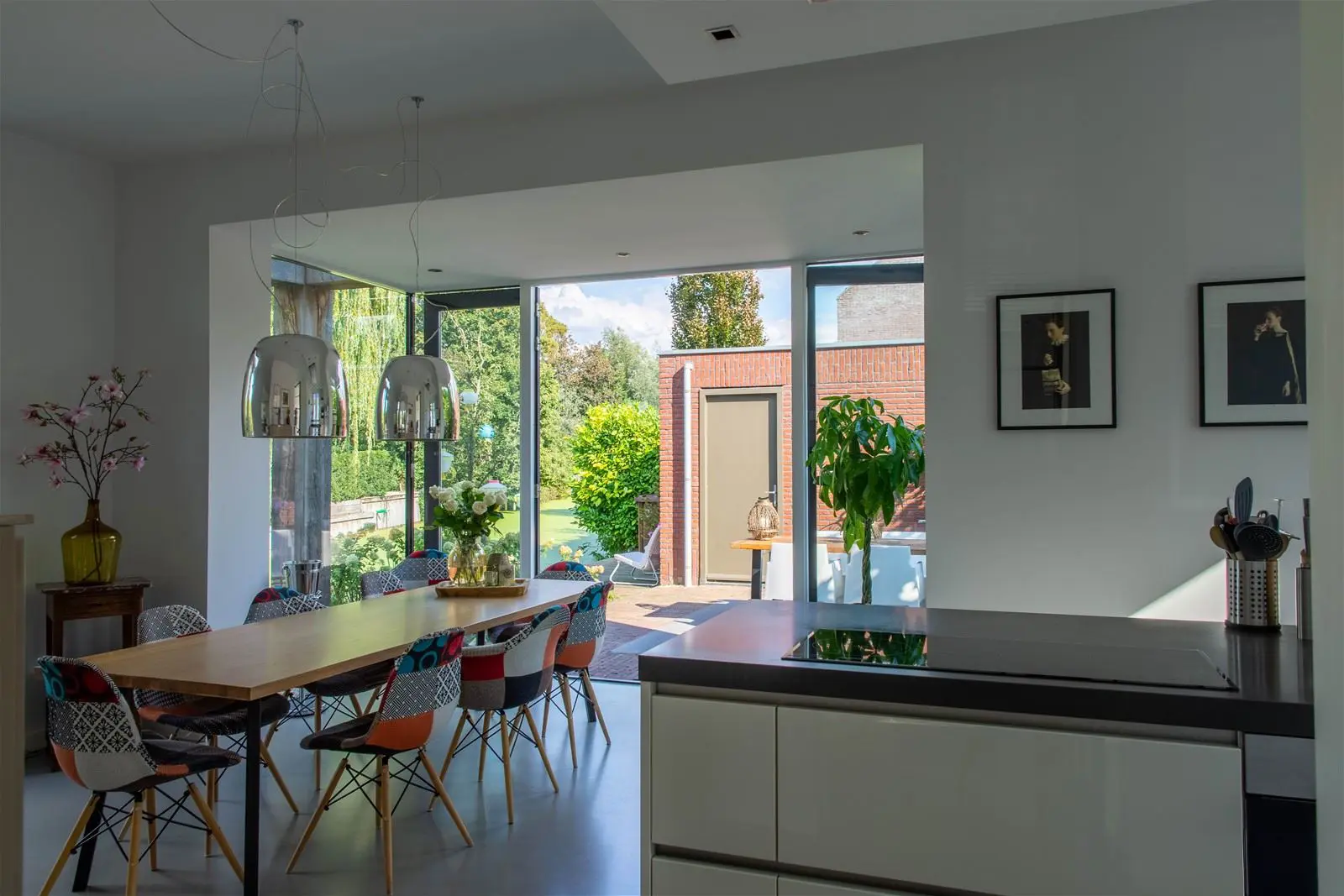 Nieuwe eetkeuken ontstaat door een strategische uitbouw binnen de U-vormige woning