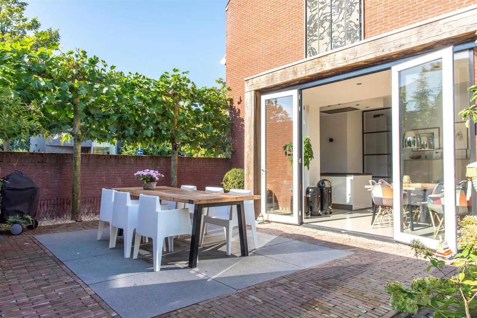 Eikenhouten constructie verbindt de uitbouwen tot een samenhangend geheel