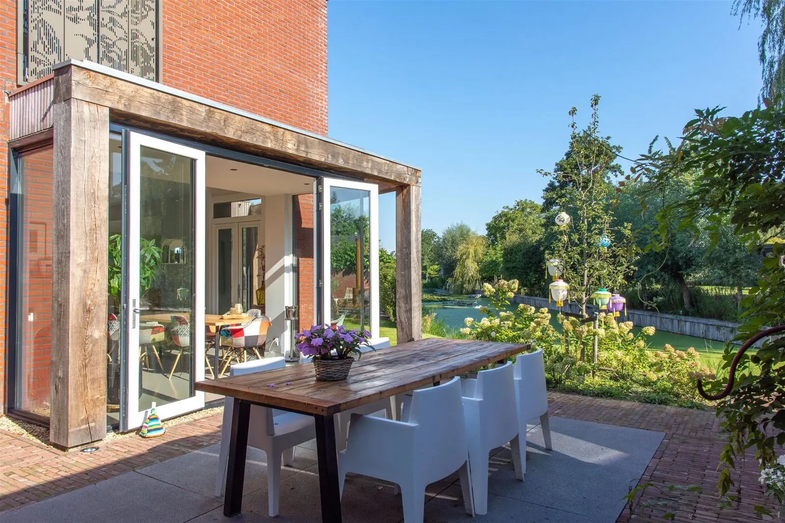 Compacte uitbouw keuken met daglicht en tuinrelatie