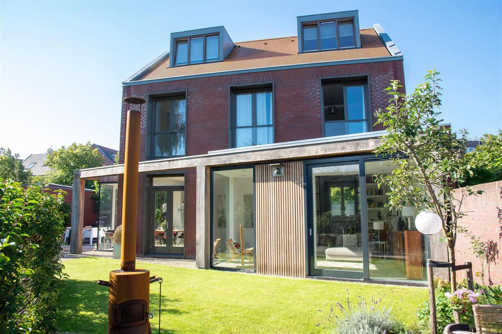 Aanbouw woning met focus op licht en routing