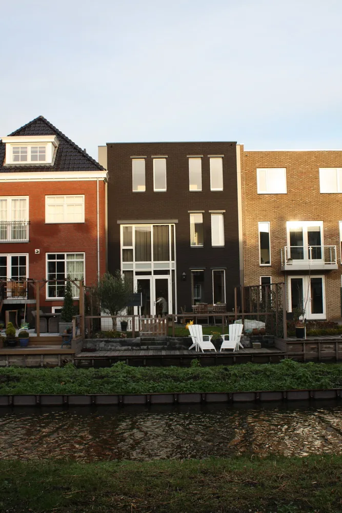 Rijwoning binnen kleinschalig particulier blok in Lansingh Zuid