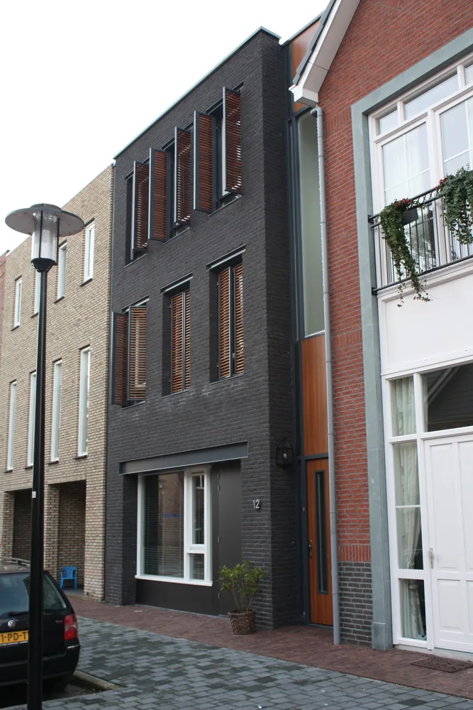 Voorgevel van het grachtenpand met klassiek metselwerk en moderne details