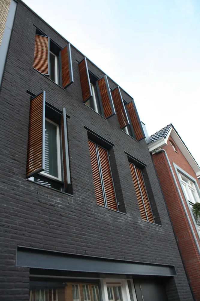 Gevelopzet met glas bij open functies en metselwerk bij besloten functies