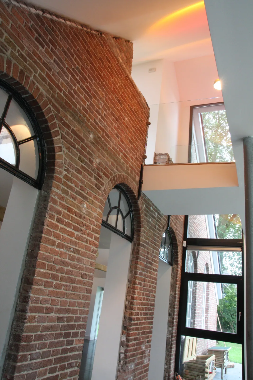 Originele gevels en stalen kozijnen van boerderij zorgvuldig behouden