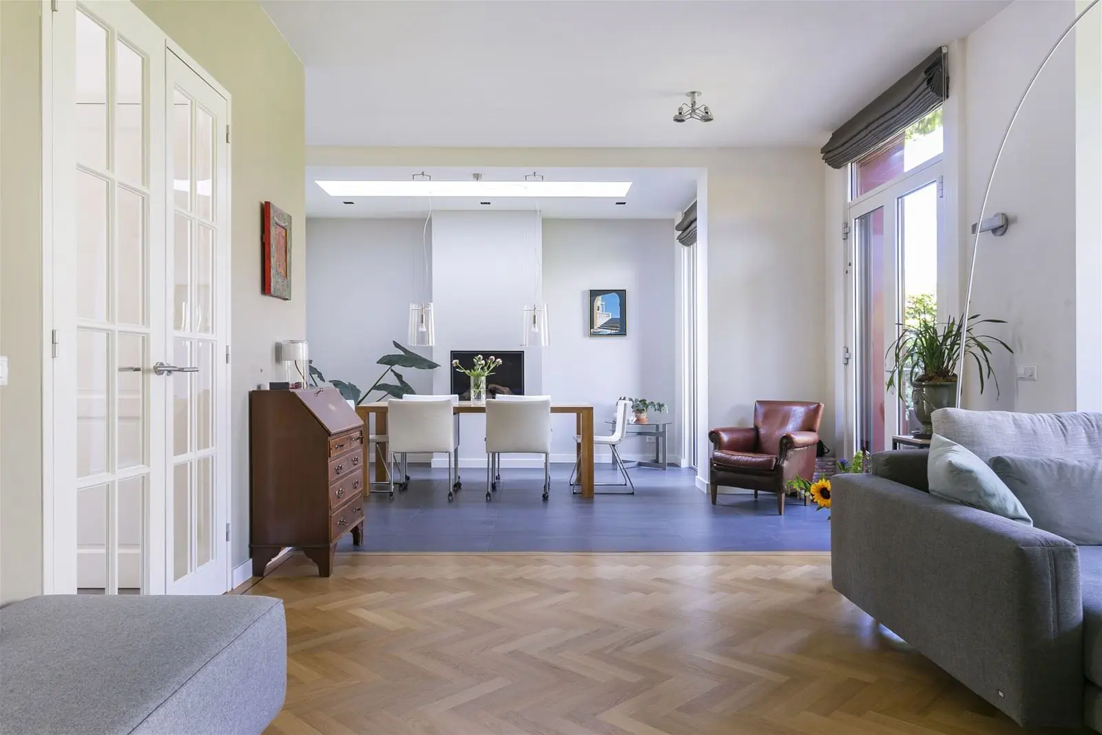 Doorzicht van eetkeuken naar woonkamer met tuinrelatie