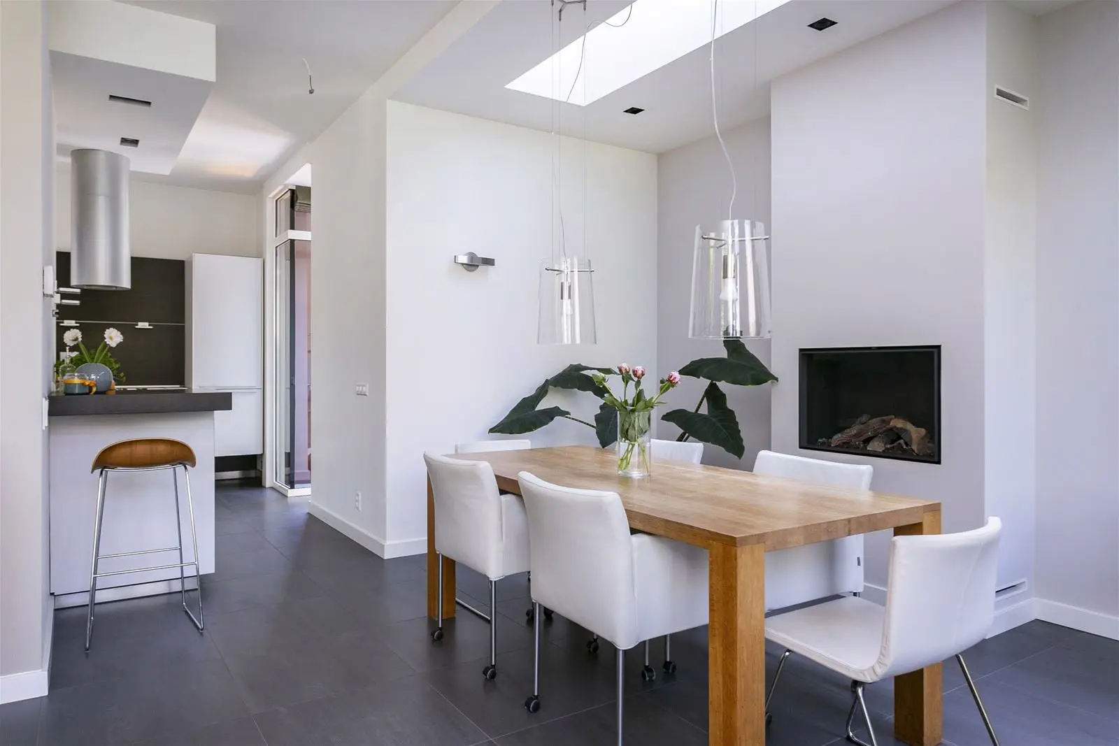 Nieuwe eetkeuken met daglicht via een noordgericht daklicht in de uitbouw