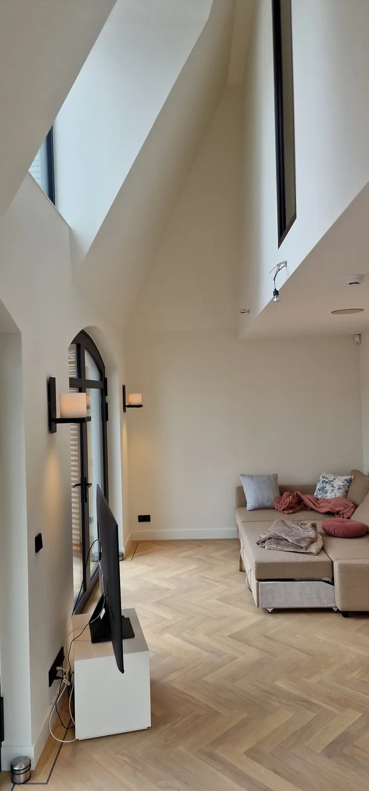 Onzichtbaar geïntegreerde kelder met Cardok autolift onder het koetshuis